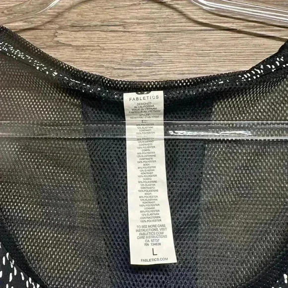 Fabletics Black and White Cap Sleeve Graphic Blouse - Picture 3 of 3